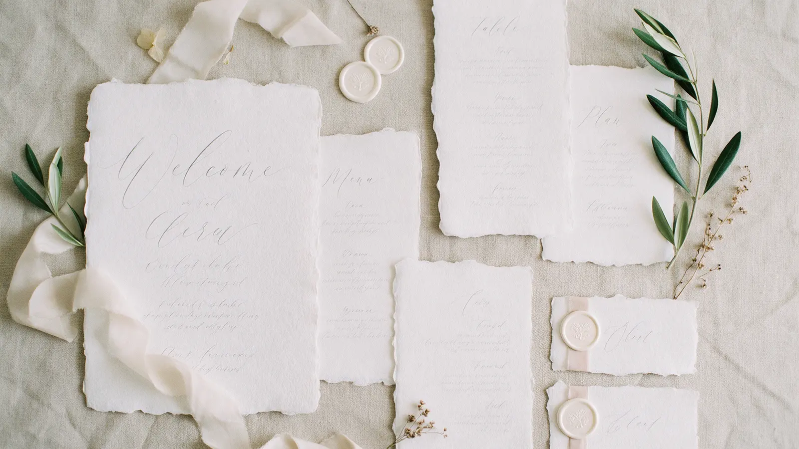 Papeterie de mariage sur papier coton : panneau d’accueil, plan de table, menus et marque-places, cachets de cire