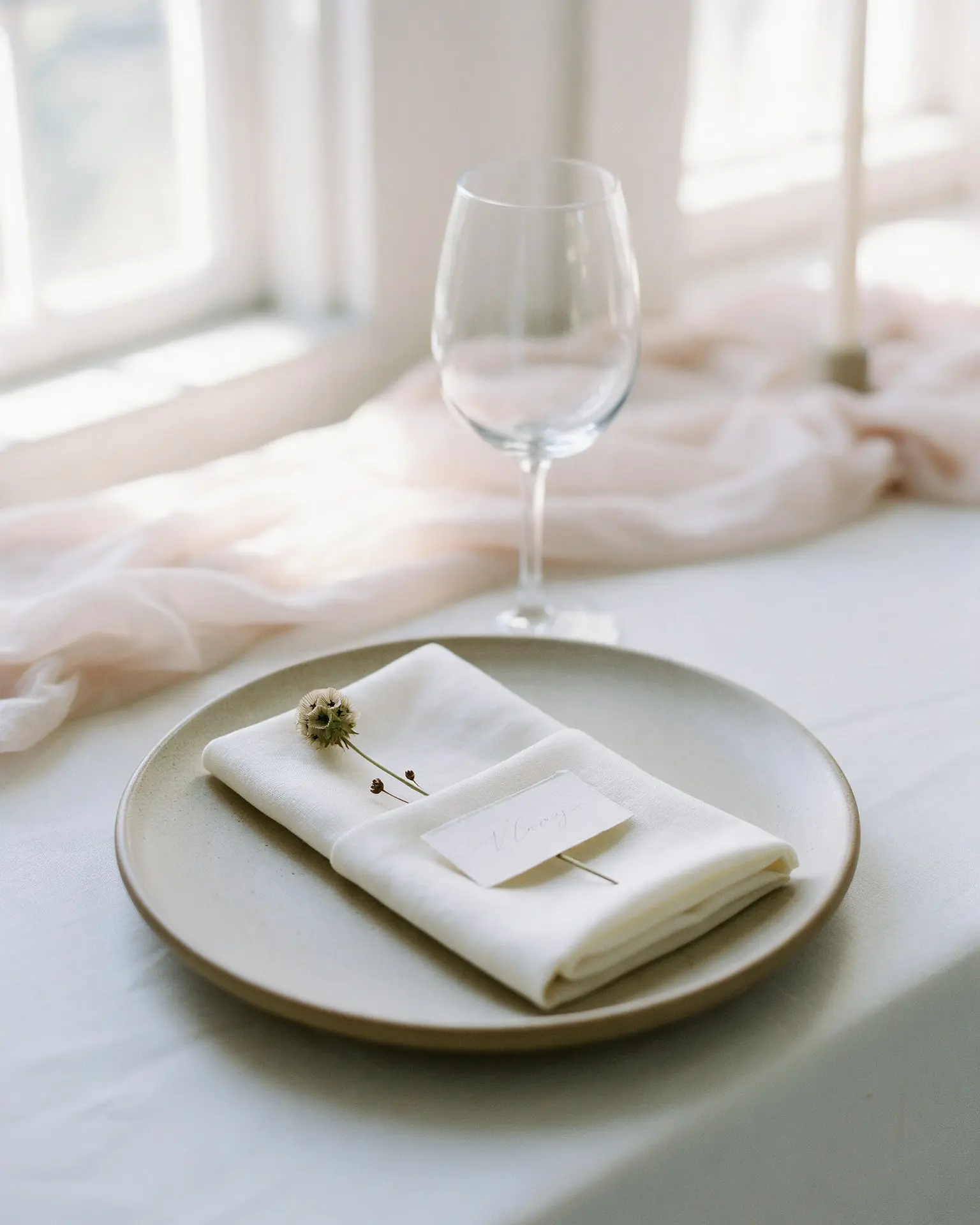 Assiette en grès, serviette de lin ivoire, carton nominatif et fleur séchée