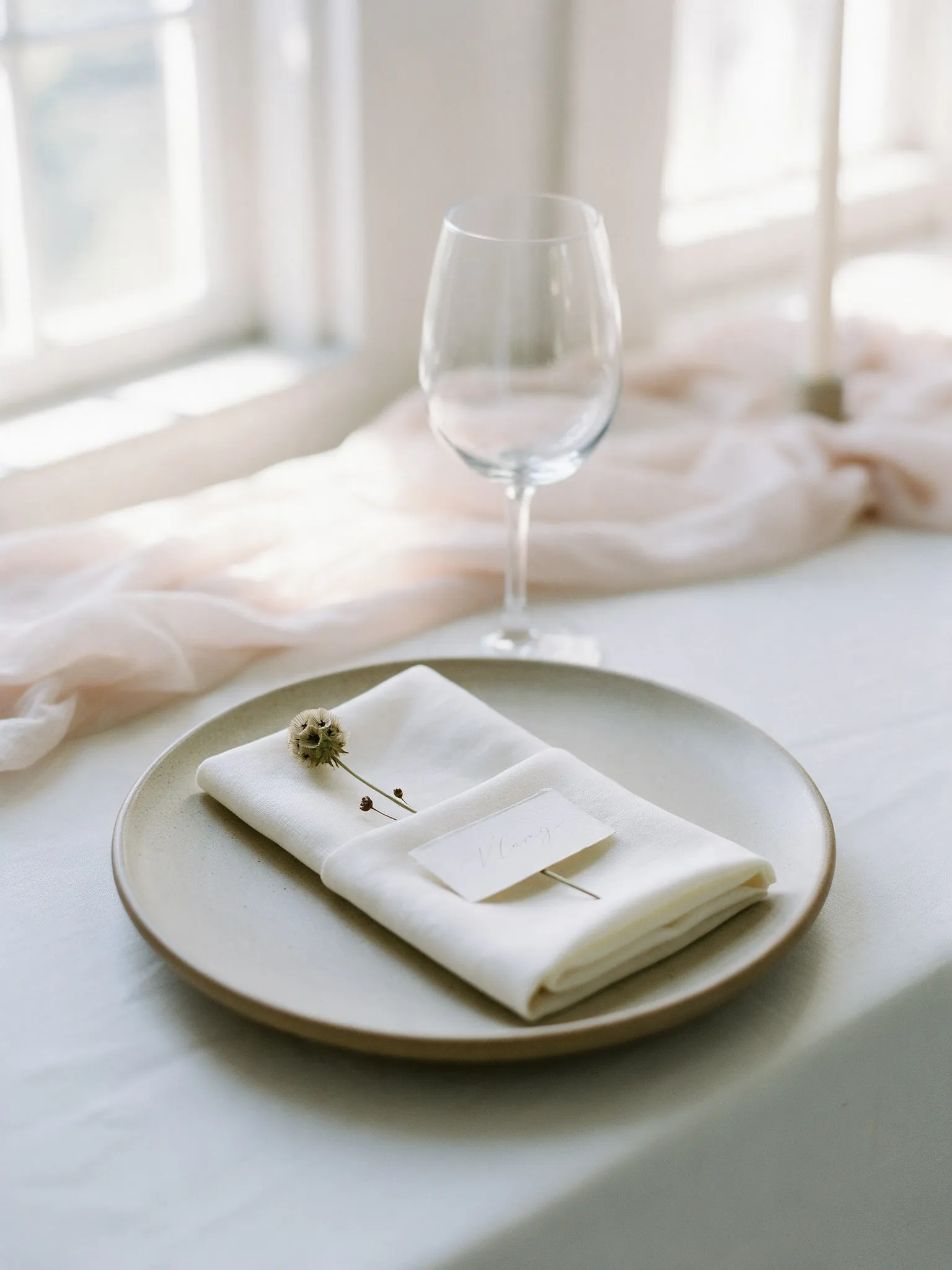 Couvert de mariage en grès, serviette en lin ivoire, carton nominatif et fleur séchée